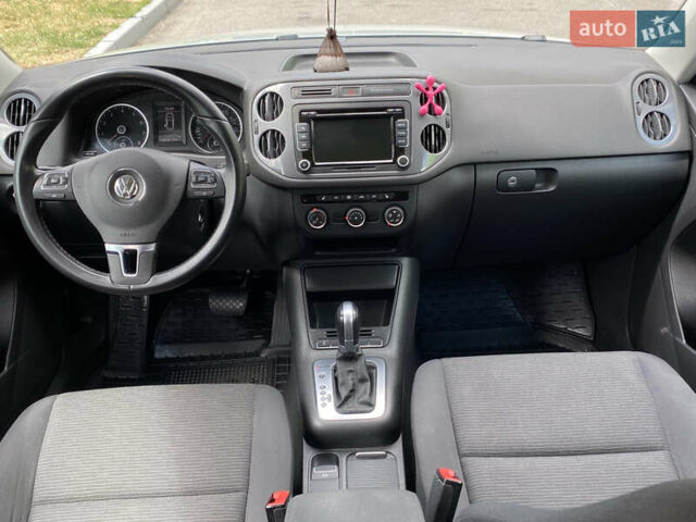 Сірий Фольксваген Тігуан, об'ємом двигуна 2 л та пробігом 224 тис. км за 13900 $, фото 25 на Automoto.ua