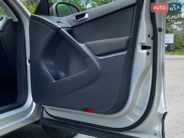 Сірий Фольксваген Тігуан, об'ємом двигуна 2 л та пробігом 224 тис. км за 13900 $, фото 22 на Automoto.ua