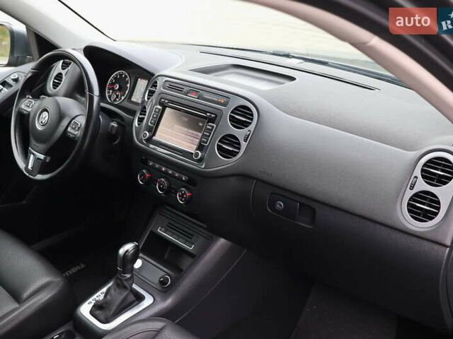 Сірий Фольксваген Тігуан, об'ємом двигуна 2 л та пробігом 150 тис. км за 13999 $, фото 9 на Automoto.ua