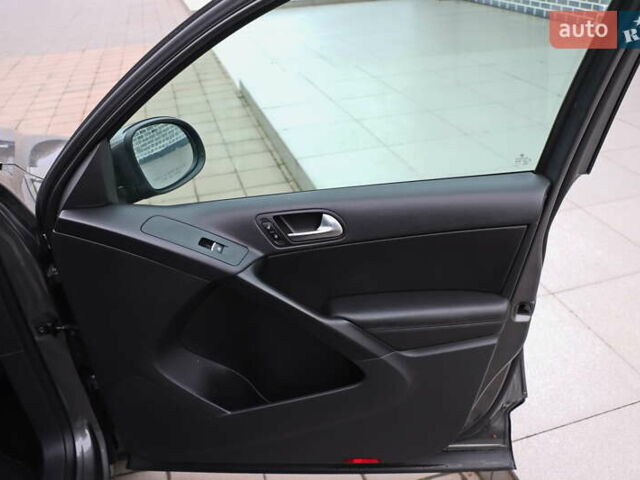 Сірий Фольксваген Тігуан, об'ємом двигуна 2 л та пробігом 150 тис. км за 13999 $, фото 10 на Automoto.ua