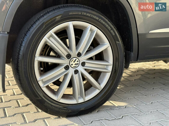 Сірий Фольксваген Тігуан, об'ємом двигуна 2 л та пробігом 176 тис. км за 12400 $, фото 47 на Automoto.ua