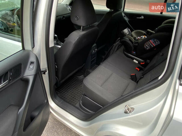 Сірий Фольксваген Тігуан, об'ємом двигуна 2 л та пробігом 224 тис. км за 13900 $, фото 28 на Automoto.ua
