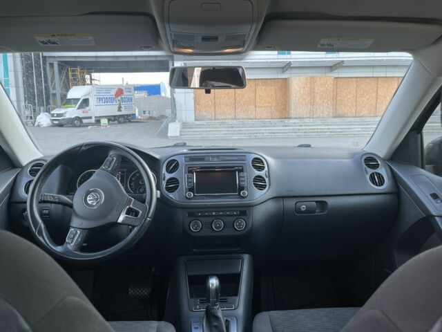 Сірий Фольксваген Тігуан, об'ємом двигуна 2 л та пробігом 193 тис. км за 11999 $, фото 6 на Automoto.ua