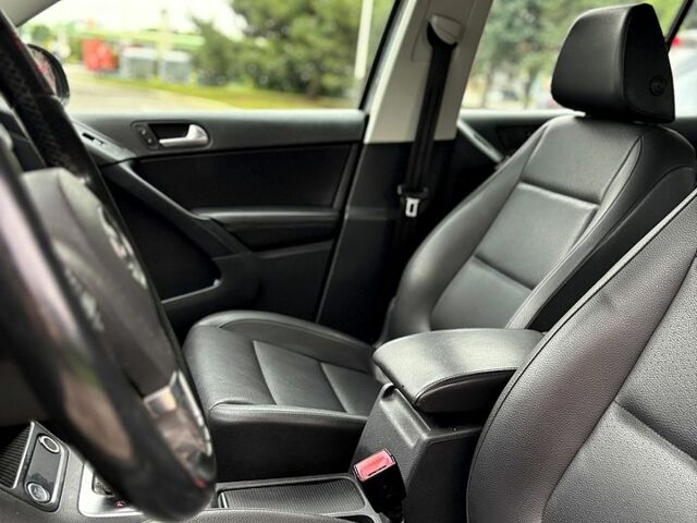 Сірий Фольксваген Тігуан, об'ємом двигуна 2 л та пробігом 160 тис. км за 12900 $, фото 1 на Automoto.ua