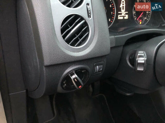 Сірий Фольксваген Тігуан, об'ємом двигуна 1.97 л та пробігом 214 тис. км за 12500 $, фото 13 на Automoto.ua