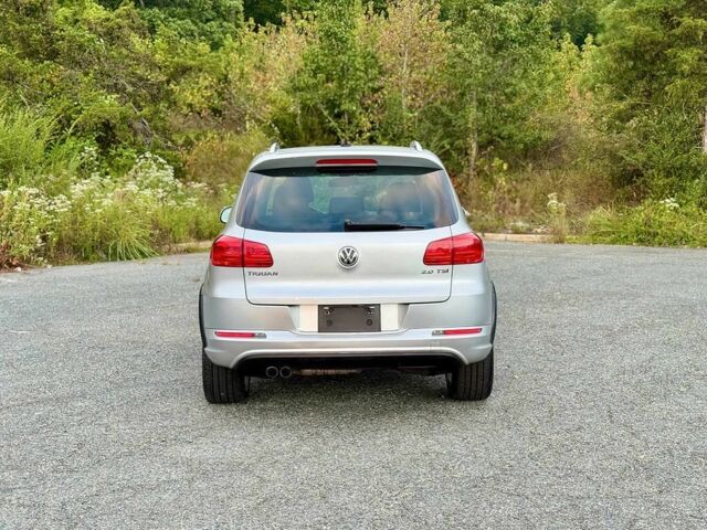 Серый Фольксваген Тигуан, объемом двигателя 2 л и пробегом 77 тыс. км за 9000 $, фото 5 на Automoto.ua