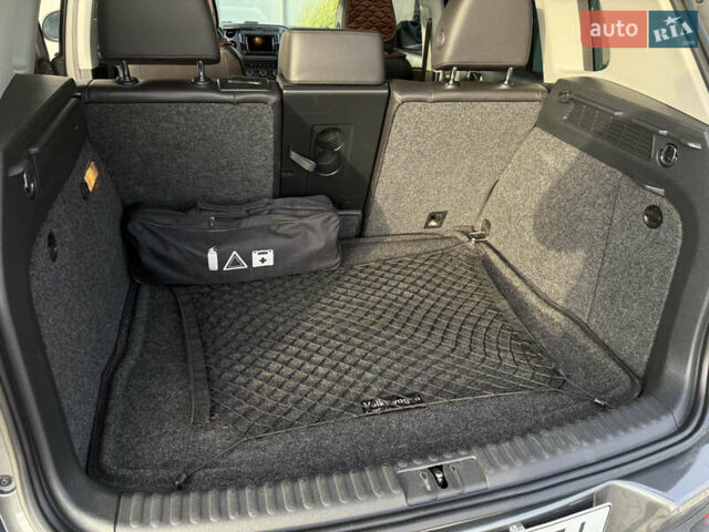 Сірий Фольксваген Тігуан, об'ємом двигуна 2 л та пробігом 176 тис. км за 12400 $, фото 44 на Automoto.ua