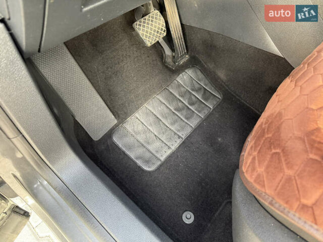 Сірий Фольксваген Тігуан, об'ємом двигуна 2 л та пробігом 176 тис. км за 12400 $, фото 34 на Automoto.ua