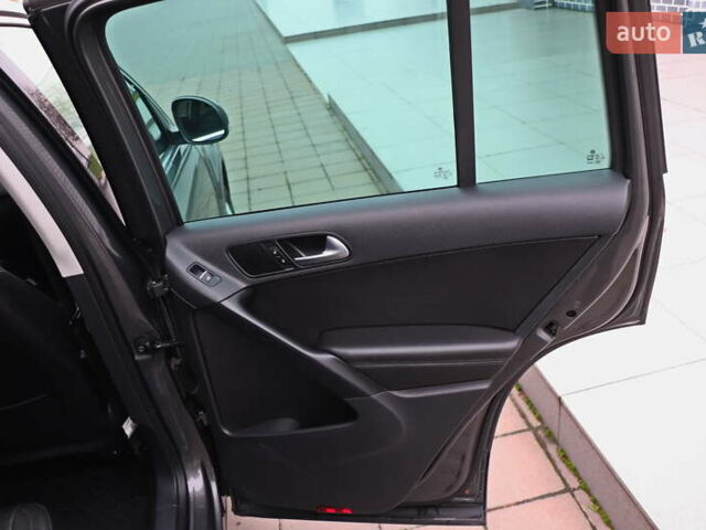 Сірий Фольксваген Тігуан, об'ємом двигуна 2 л та пробігом 150 тис. км за 13999 $, фото 14 на Automoto.ua