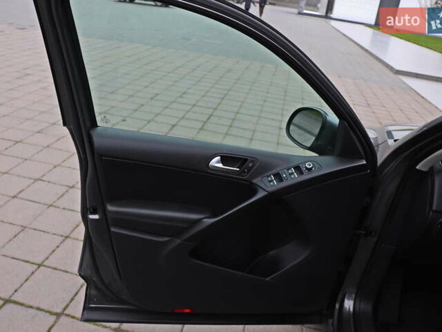 Сірий Фольксваген Тігуан, об'ємом двигуна 2 л та пробігом 150 тис. км за 13999 $, фото 20 на Automoto.ua