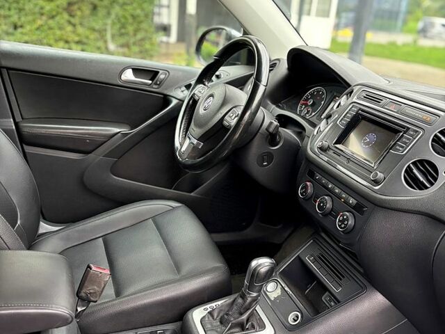 Сірий Фольксваген Тігуан, об'ємом двигуна 2 л та пробігом 160 тис. км за 12900 $, фото 2 на Automoto.ua