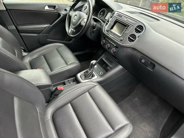 Серый Фольксваген Тигуан, объемом двигателя 2 л и пробегом 170 тыс. км за 12000 $, фото 22 на Automoto.ua