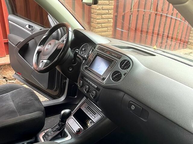 Серый Фольксваген Тигуан, объемом двигателя 2 л и пробегом 159 тыс. км за 16000 $, фото 5 на Automoto.ua