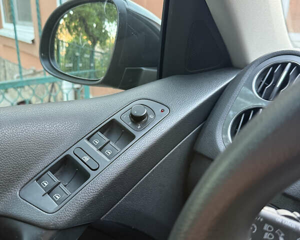 Сірий Фольксваген Тігуан, об'ємом двигуна 1.99 л та пробігом 250 тис. км за 14500 $, фото 10 на Automoto.ua