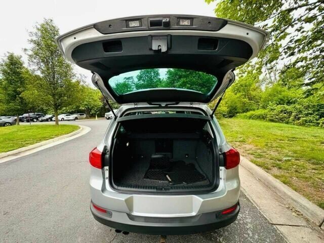 Сірий Фольксваген Тігуан, об'ємом двигуна 2 л та пробігом 80 тис. км за 2500 $, фото 11 на Automoto.ua