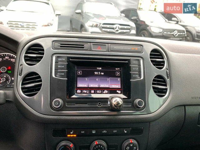 Серый Фольксваген Тигуан, объемом двигателя 2 л и пробегом 195 тыс. км за 15340 $, фото 28 на Automoto.ua