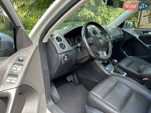 Серый Фольксваген Тигуан, объемом двигателя 2 л и пробегом 128 тыс. км за 15000 $, фото 12 на Automoto.ua