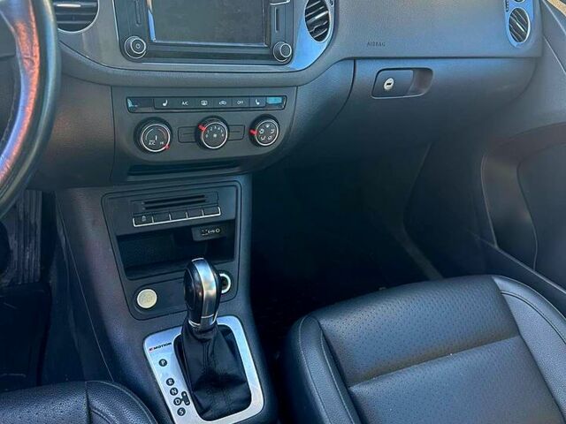 Серый Фольксваген Тигуан, объемом двигателя 2 л и пробегом 195 тыс. км за 13000 $, фото 13 на Automoto.ua