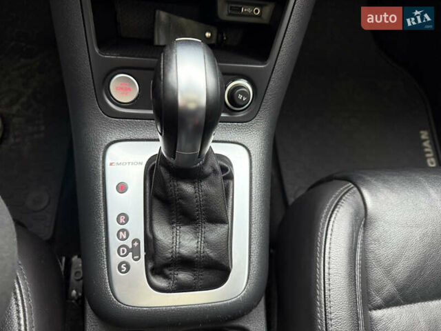 Серый Фольксваген Тигуан, объемом двигателя 2 л и пробегом 163 тыс. км за 15700 $, фото 40 на Automoto.ua