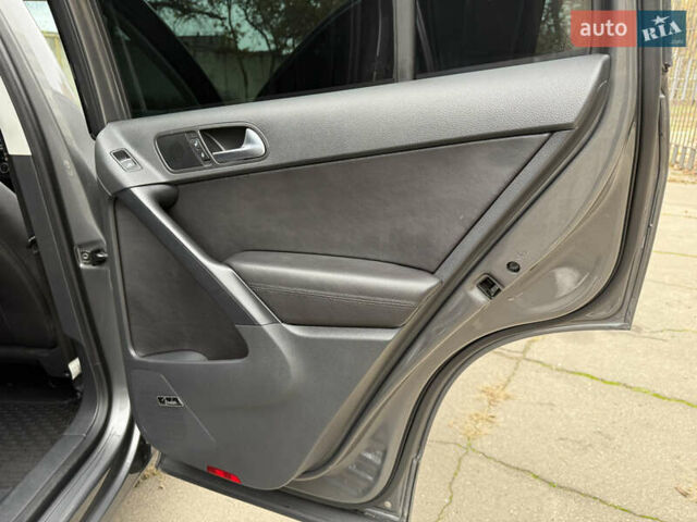 Серый Фольксваген Тигуан, объемом двигателя 2 л и пробегом 163 тыс. км за 15700 $, фото 48 на Automoto.ua