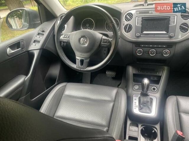 Серый Фольксваген Тигуан, объемом двигателя 2 л и пробегом 95 тыс. км за 14976 $, фото 12 на Automoto.ua