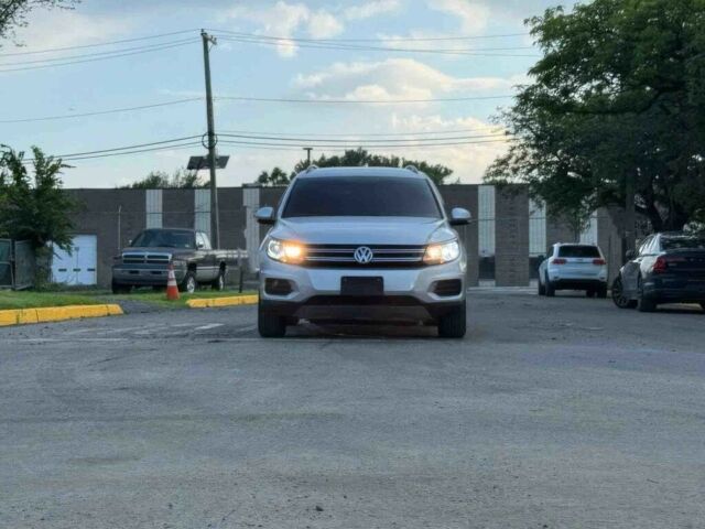 Серый Фольксваген Тигуан, объемом двигателя 2 л и пробегом 74 тыс. км за 7000 $, фото 1 на Automoto.ua