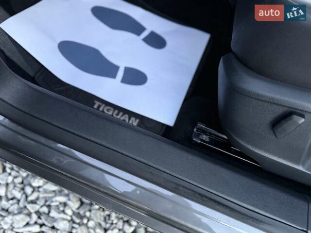Серый Фольксваген Тигуан, объемом двигателя 2 л и пробегом 135 тыс. км за 11950 $, фото 62 на Automoto.ua