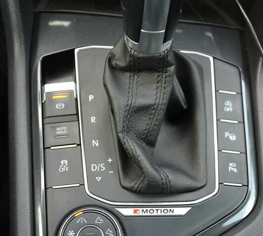 Серый Фольксваген Тигуан, объемом двигателя 2 л и пробегом 245 тыс. км за 26999 $, фото 23 на Automoto.ua