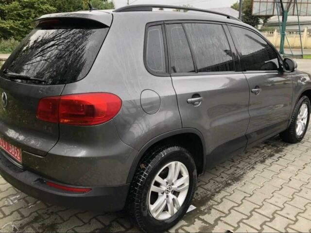 Серый Фольксваген Тигуан, объемом двигателя 2 л и пробегом 227 тыс. км за 9600 $, фото 4 на Automoto.ua