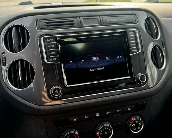 Сірий Фольксваген Тігуан, об'ємом двигуна 2 л та пробігом 175 тис. км за 12750 $, фото 47 на Automoto.ua