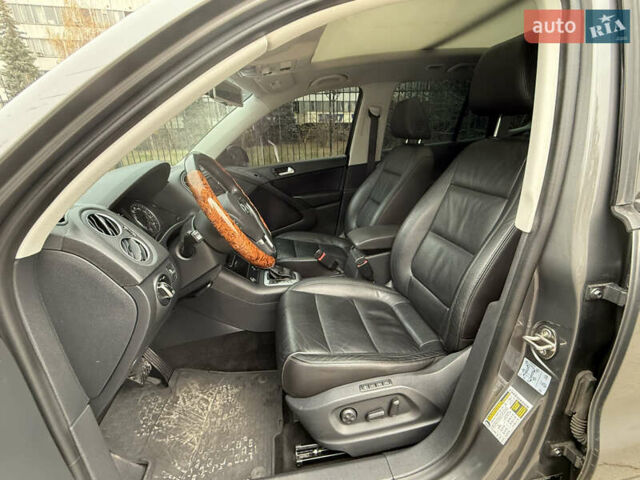 Серый Фольксваген Тигуан, объемом двигателя 2 л и пробегом 163 тыс. км за 15700 $, фото 37 на Automoto.ua