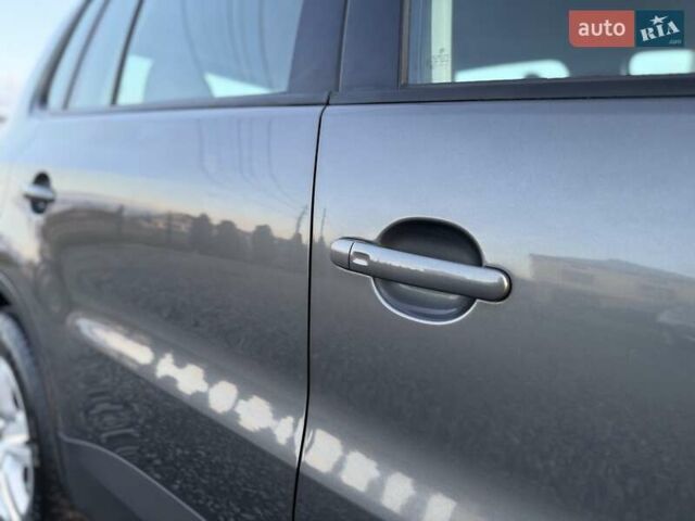 Серый Фольксваген Тигуан, объемом двигателя 2 л и пробегом 135 тыс. км за 11950 $, фото 14 на Automoto.ua