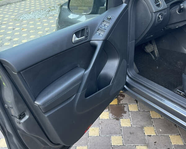 Сірий Фольксваген Тігуан, об'ємом двигуна 2 л та пробігом 205 тис. км за 10800 $, фото 20 на Automoto.ua