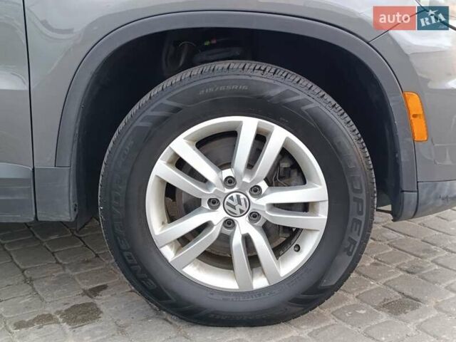 Сірий Фольксваген Тігуан, об'ємом двигуна 2 л та пробігом 205 тис. км за 12200 $, фото 37 на Automoto.ua