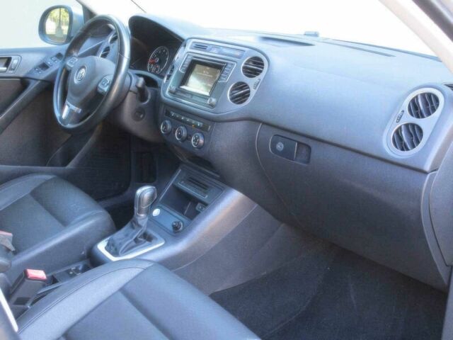 Серый Фольксваген Тигуан, объемом двигателя 2 л и пробегом 70 тыс. км за 4100 $, фото 6 на Automoto.ua