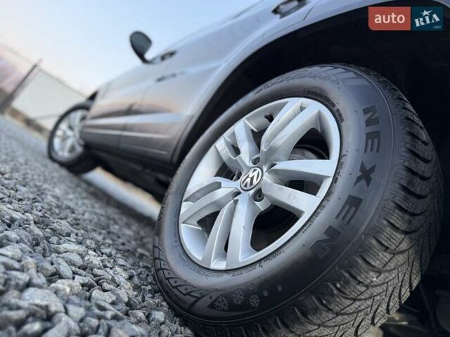 Серый Фольксваген Тигуан, объемом двигателя 2 л и пробегом 135 тыс. км за 11950 $, фото 36 на Automoto.ua