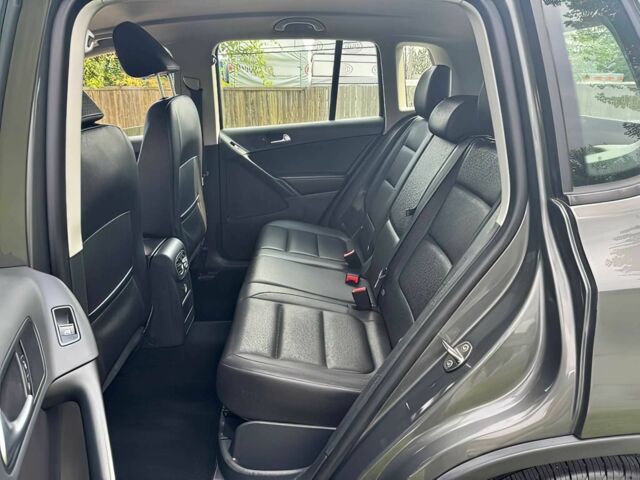 Серый Фольксваген Тигуан, объемом двигателя 2 л и пробегом 74 тыс. км за 7900 $, фото 12 на Automoto.ua