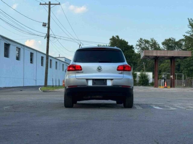 Серый Фольксваген Тигуан, объемом двигателя 2 л и пробегом 74 тыс. км за 7000 $, фото 5 на Automoto.ua