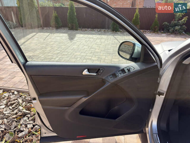 Серый Фольксваген Тигуан, объемом двигателя 1.98 л и пробегом 142 тыс. км за 12800 $, фото 22 на Automoto.ua