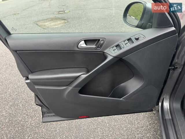 Серый Фольксваген Тигуан, объемом двигателя 2 л и пробегом 106 тыс. км за 15300 $, фото 19 на Automoto.ua