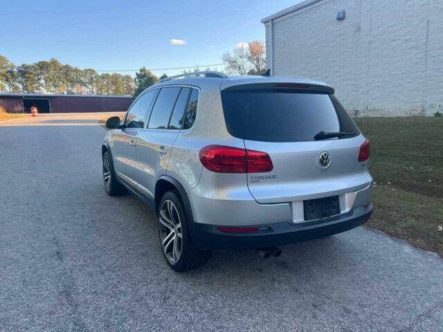 Серый Фольксваген Тигуан, объемом двигателя 2 л и пробегом 78 тыс. км за 4600 $, фото 4 на Automoto.ua
