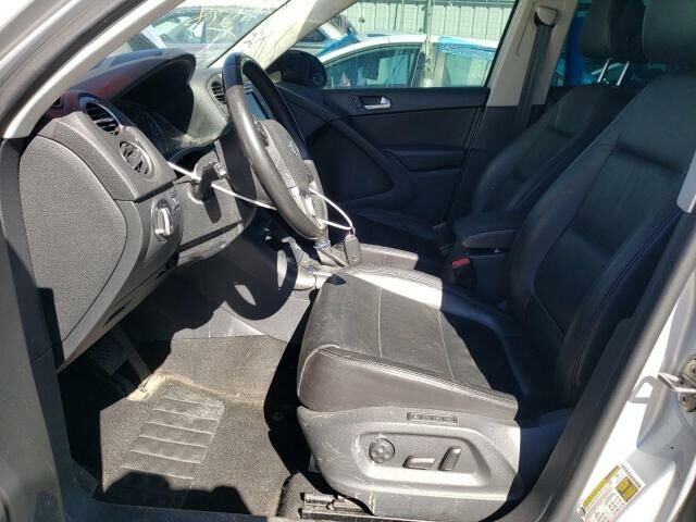 Сірий Фольксваген Тігуан, об'ємом двигуна 2 л та пробігом 120 тис. км за 7900 $, фото 6 на Automoto.ua