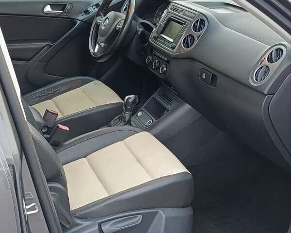 Сірий Фольксваген Тігуан, об'ємом двигуна 2 л та пробігом 205 тис. км за 12200 $, фото 22 на Automoto.ua