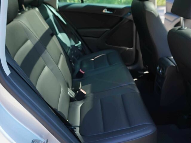 Сірий Фольксваген Тігуан, об'ємом двигуна 2 л та пробігом 77 тис. км за 7000 $, фото 12 на Automoto.ua