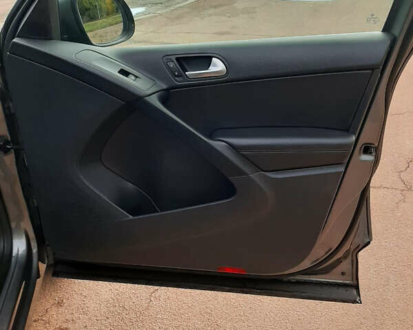 Сірий Фольксваген Тігуан, об'ємом двигуна 2 л та пробігом 206 тис. км за 12600 $, фото 21 на Automoto.ua