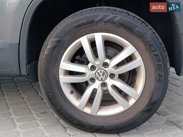 Сірий Фольксваген Тігуан, об'ємом двигуна 2 л та пробігом 205 тис. км за 12200 $, фото 39 на Automoto.ua