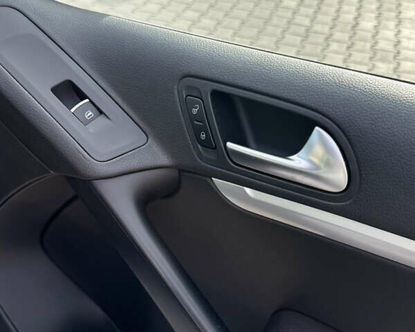 Сірий Фольксваген Тігуан, об'ємом двигуна 2 л та пробігом 175 тис. км за 12750 $, фото 43 на Automoto.ua