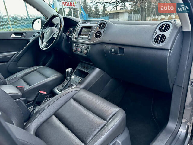 Сірий Фольксваген Тігуан, об'ємом двигуна 2 л та пробігом 150 тис. км за 12300 $, фото 25 на Automoto.ua