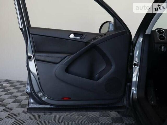 Серый Фольксваген Тигуан, объемом двигателя 2 л и пробегом 129 тыс. км за 3000 $, фото 9 на Automoto.ua