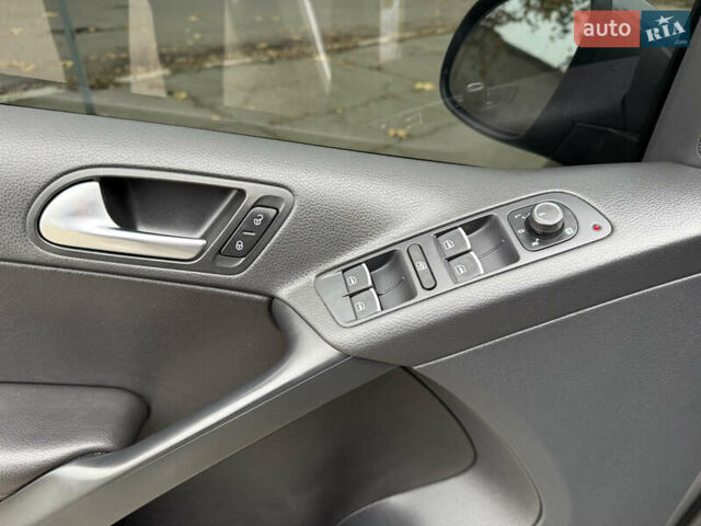 Серый Фольксваген Тигуан, объемом двигателя 2 л и пробегом 163 тыс. км за 15700 $, фото 43 на Automoto.ua